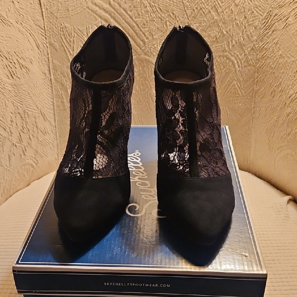NWT Seychelles Black Lace With SUEDE Booties